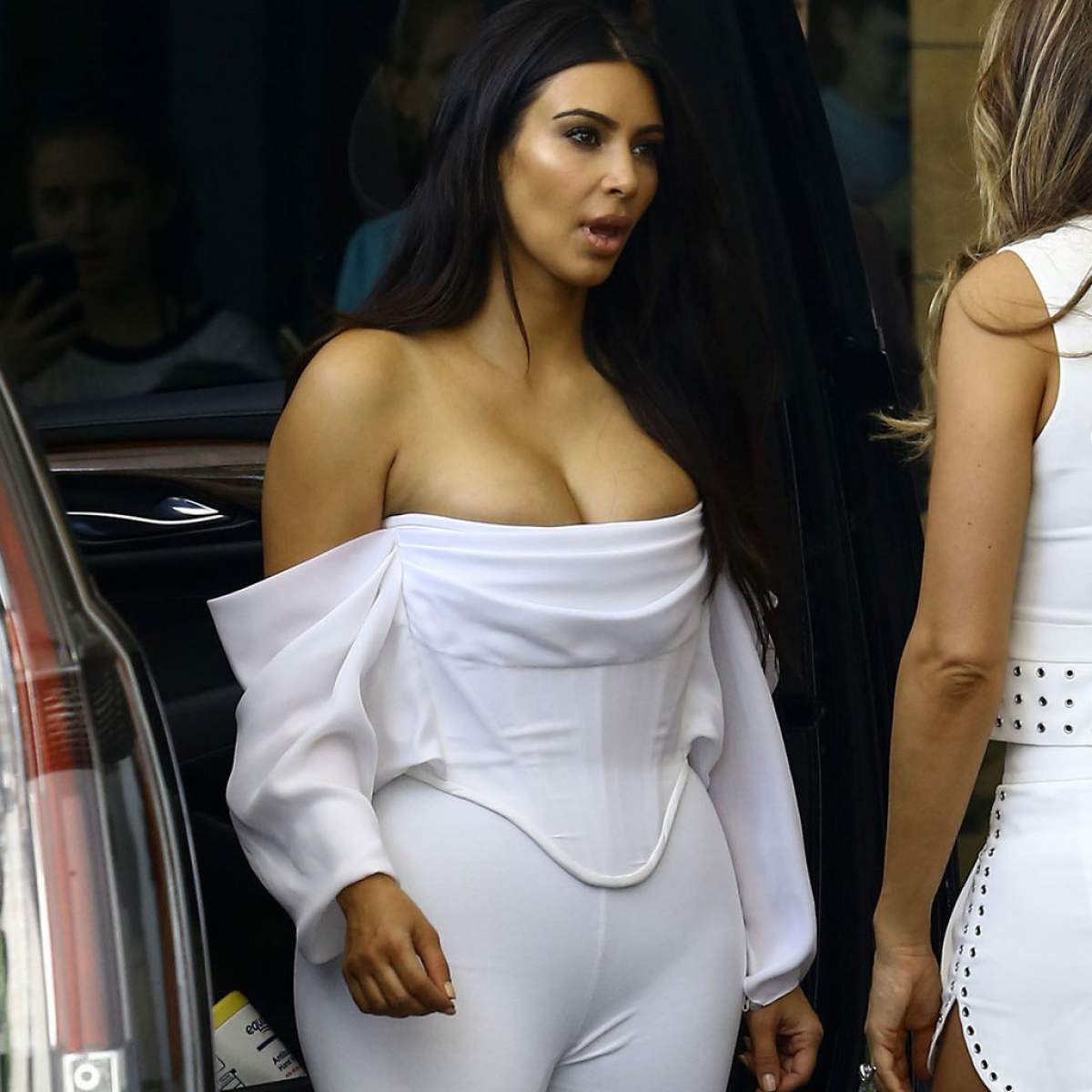 Kim Kardashian, amenințată cu arma de doi polițiști falşi. Au intrat peste ea în camera de hotel şi...