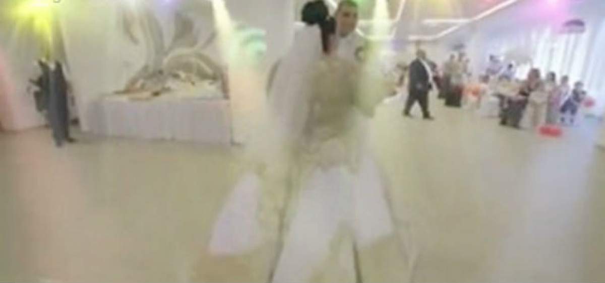 Imagini cum n-ai mai văzut până acum! Nuntă ţigănească de Cartea Recordurilor. Mireasa a avut rochia cusută cu fir de aur!