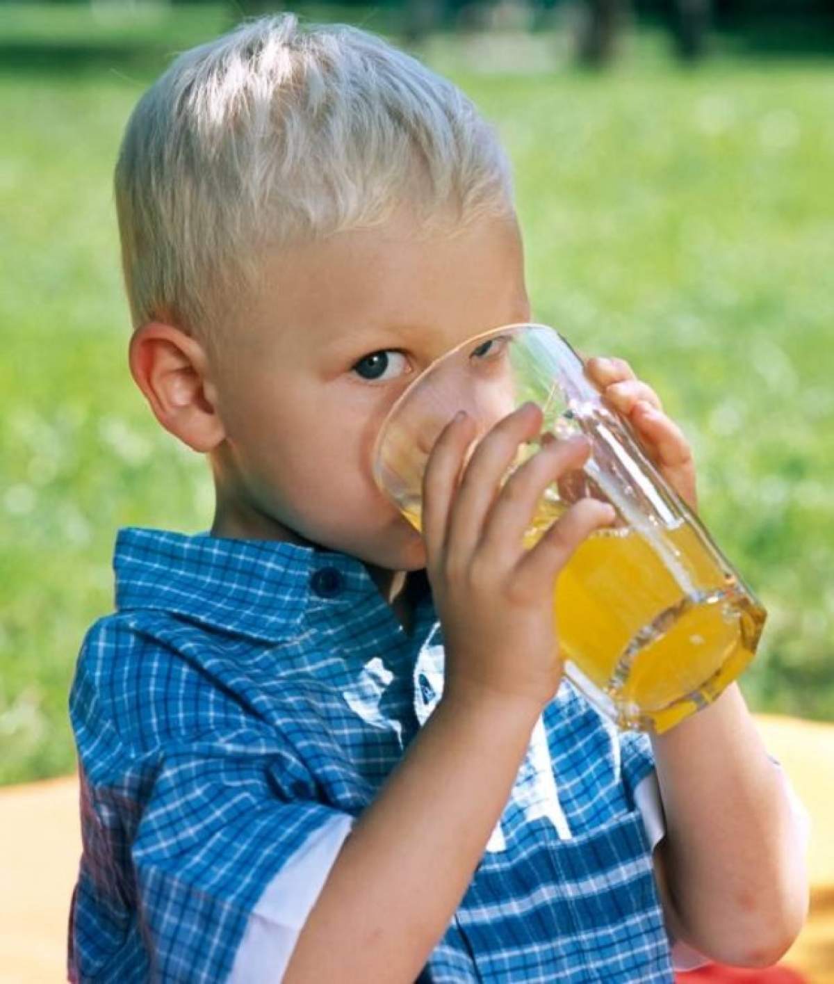 Sucurile "naturale" pentru copii, adevărate bombe chimice! Ce boli grave provoacă banalele băuturi răcoritoare