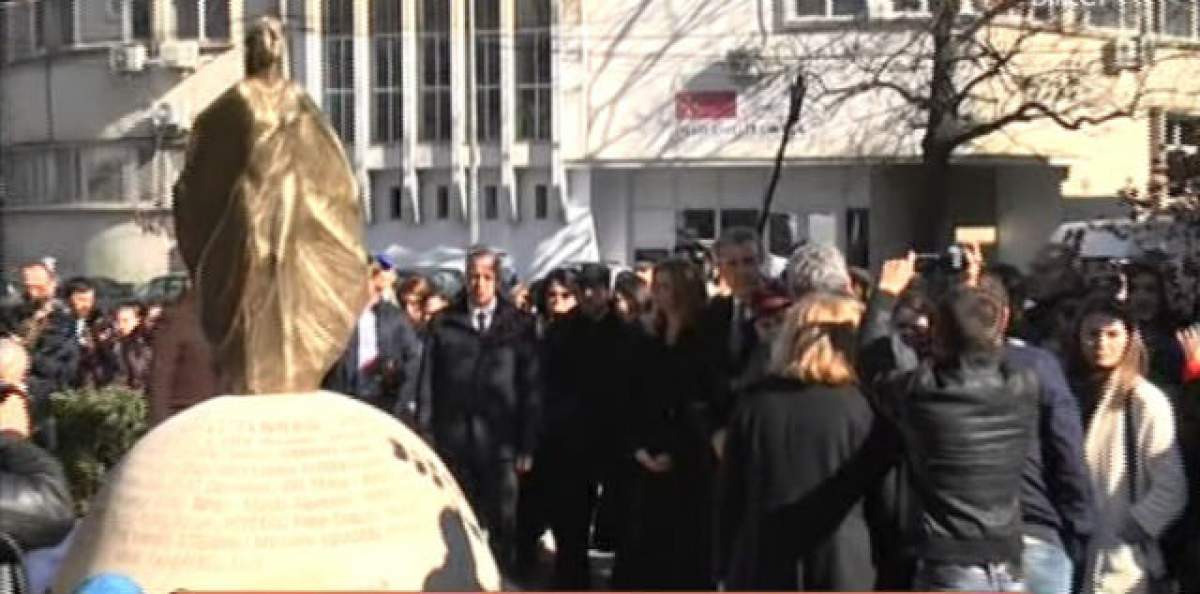 VIDEO / S-a împlinit un an de la incendiul care a îndoliat România. Lumânări, rugăciuni şi flori pentru victimele #Colectiv