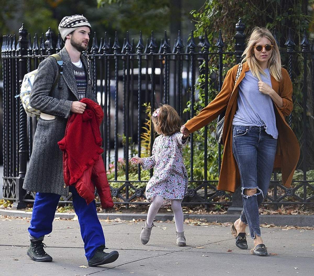 Sienna Miller şi Tom Sturridge păstrează aparenţele unui cuplu fericit de dragul fetiţei lor