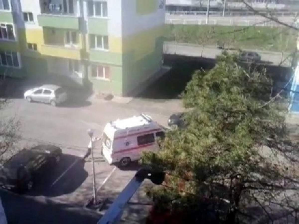 Un bărbat a încercat să se sinucidă și a aterizat pe două mașini! Ce le-a spus medicilor din ambulanță