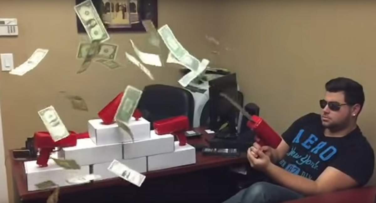 Visul oricărui manelist a devenit realitate! Aşa se aruncă banii "fără număr"!