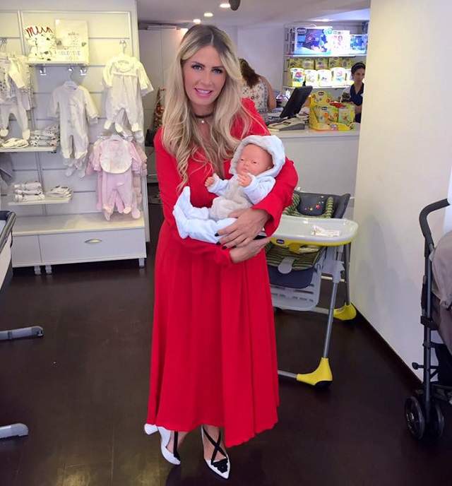 Andreea Bănică, în sfârşit cu băieţelul în braţe! Fanii sunt în culmea fericirii: "Să vă trăiască copilul!"