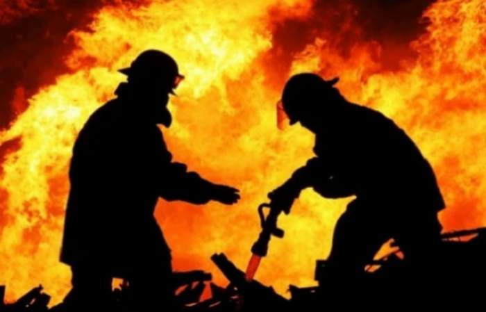 Incendiu devastator la un depozit de deşeuri! Pompierii intervin în forţă