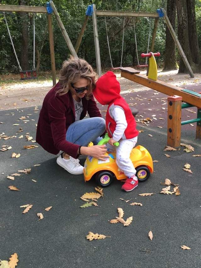 FOTO / Mirela Boureanu Vaida, o mamă model! Şi-a dus fetiţa în parc şi a atras atenţia tuturor cu noua siluetă!