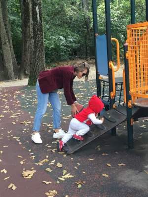 FOTO / Mirela Boureanu Vaida, o mamă model! Şi-a dus fetiţa în parc şi a atras atenţia tuturor cu noua siluetă!