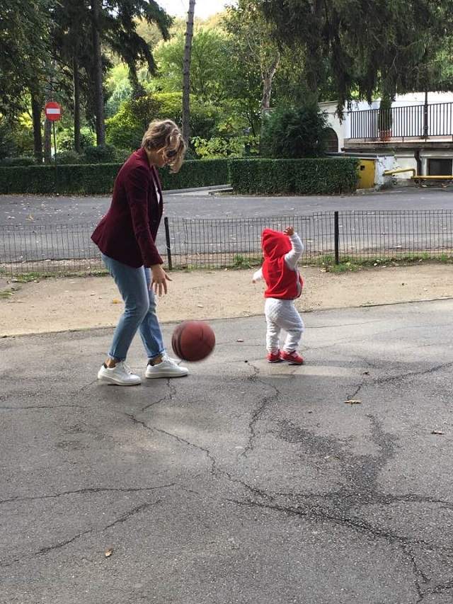 FOTO / Mirela Boureanu Vaida, o mamă model! Şi-a dus fetiţa în parc şi a atras atenţia tuturor cu noua siluetă!