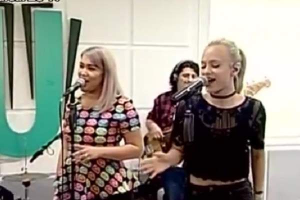 VIDEO / Delia, duet cu sora ei! Noua melodie "Cine m-a făcut om mare", cântată într-un mare fel de cele două