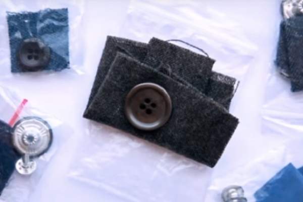 Te-ai întrebat vreodată la ce foloseşte bucata de material pe care o primeşti la fiecare haină? Ei bine, nu, nu este pentru ce te gândeai tu!