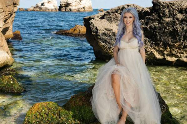 Andreea Bălan a anunţat în urmă cu puţin timp că şi-a făcut bagajul: "Vine pe lume fetiţa mea!"