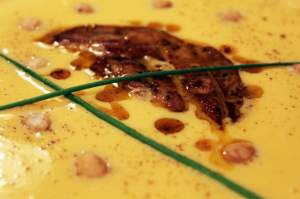 REŢETA ZILEI - MIERCURI: Supă cremă de dovleac cu foie gras. Un deliciu al toamnei cu care-i vei cuceri şi pe cei mai mofturoşi invitaţi