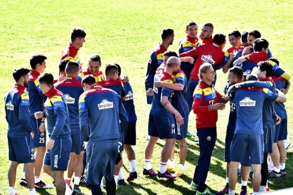 FOTO & VIDEO / „Tricolorii” au dat în mintea copiilor! Cum au fost surprinşi băieţii lui Daum înaintea dublei cu Armenia şi Kazahstan