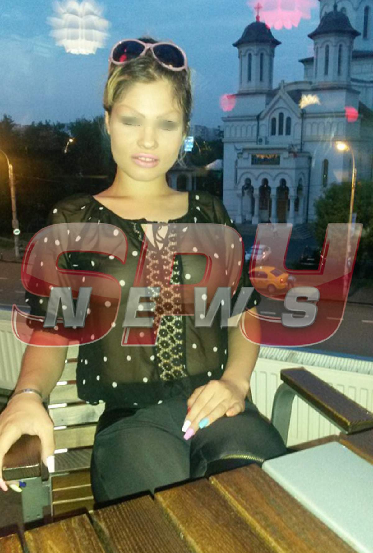 VIDEO / 18+ / "Divă de Dorobanţi", filmată în timp ce îşi făcea nevoile lângă o masă, pe o terasă de fiţe!