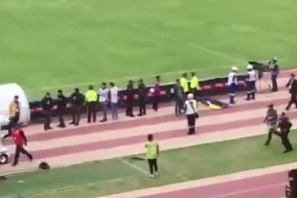 VIDEO / Incredibil! Un fotbalist din Premier League, fugărit de poliţie în timpul unui meci!