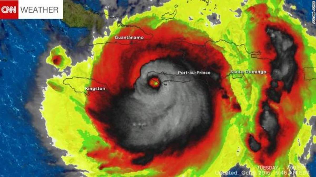 Uraganul Matthew surprins din satelit într-o imagine sinistră. "A urcat Diavolul pe Pământ"