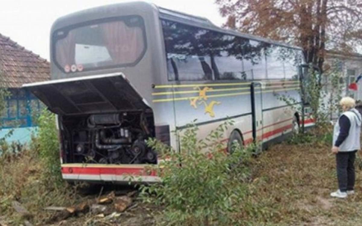 Autocar cu 51 de pelerini care mergeau la moaştele Sfintei Paraschiva, implicat într-un accident grav