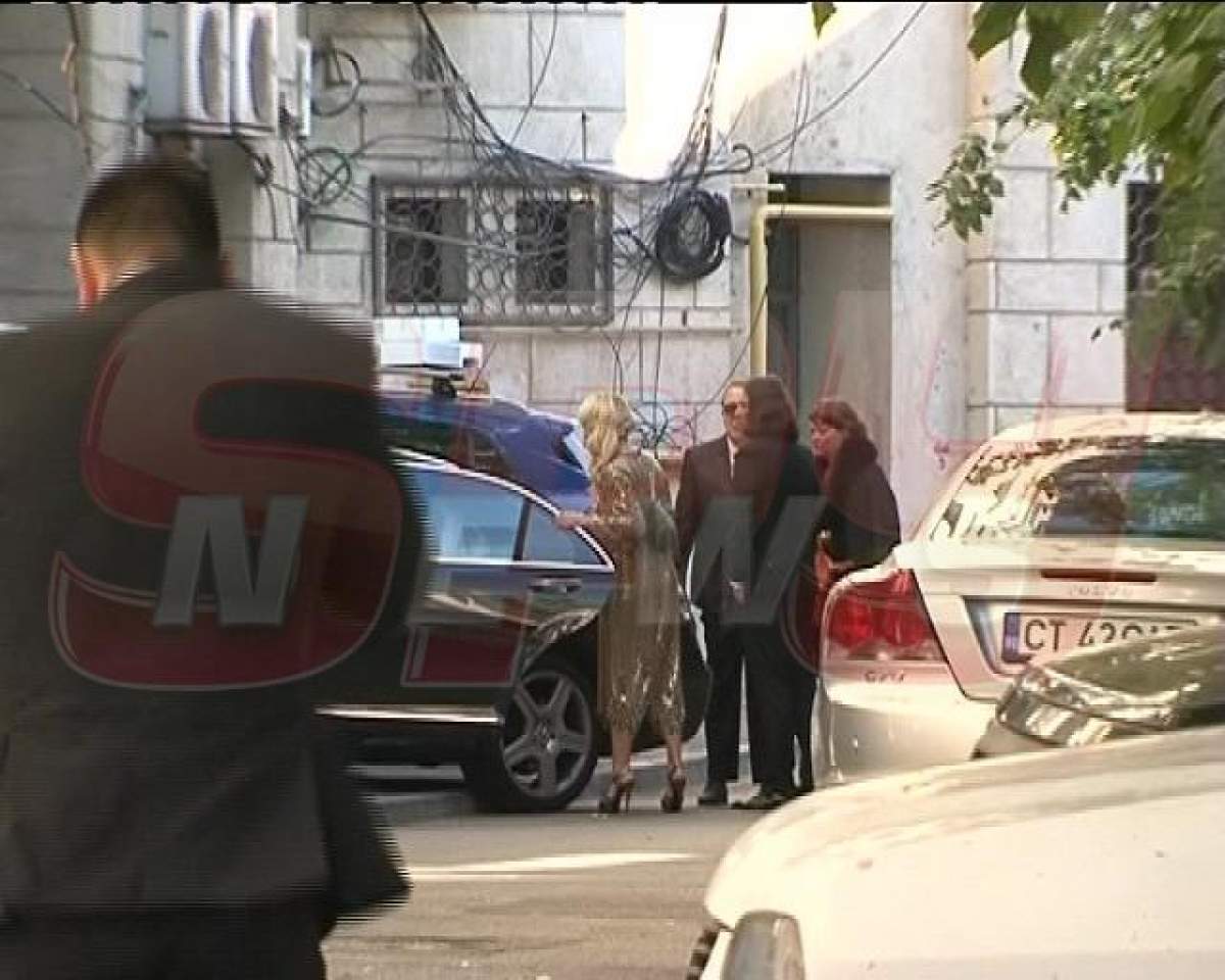 FOTO / Delia a strălucit la propriu la nunta lui Gabriel Cotabiţă! N-ai cum să îţi iei ochii de la ea