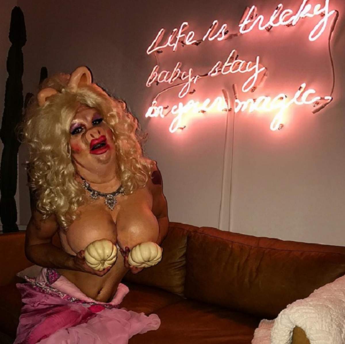 FOTO / O vedetă de la Hollywood s-a costumat în Miss Piggy. Nimeni nu a ştiut cine se ascunde în spatele măştii