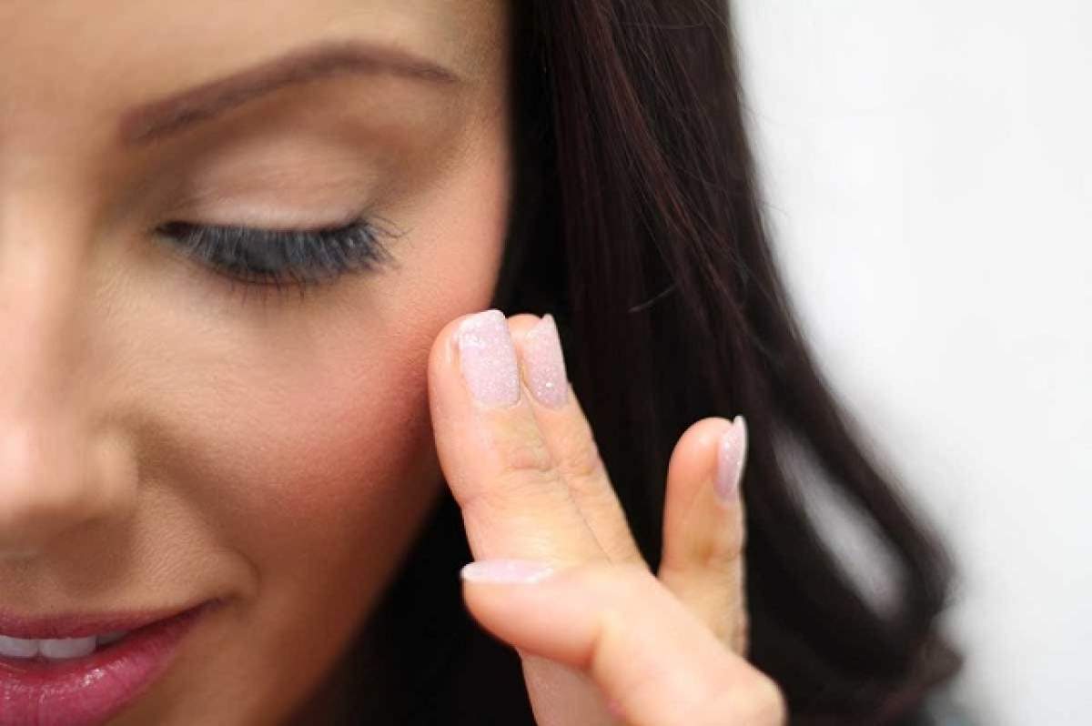 Până acum te-ai dat greșit cu blush! Cum să-l aplici și ce nuanță să alegi în funcție de forma feței și tonul pielii