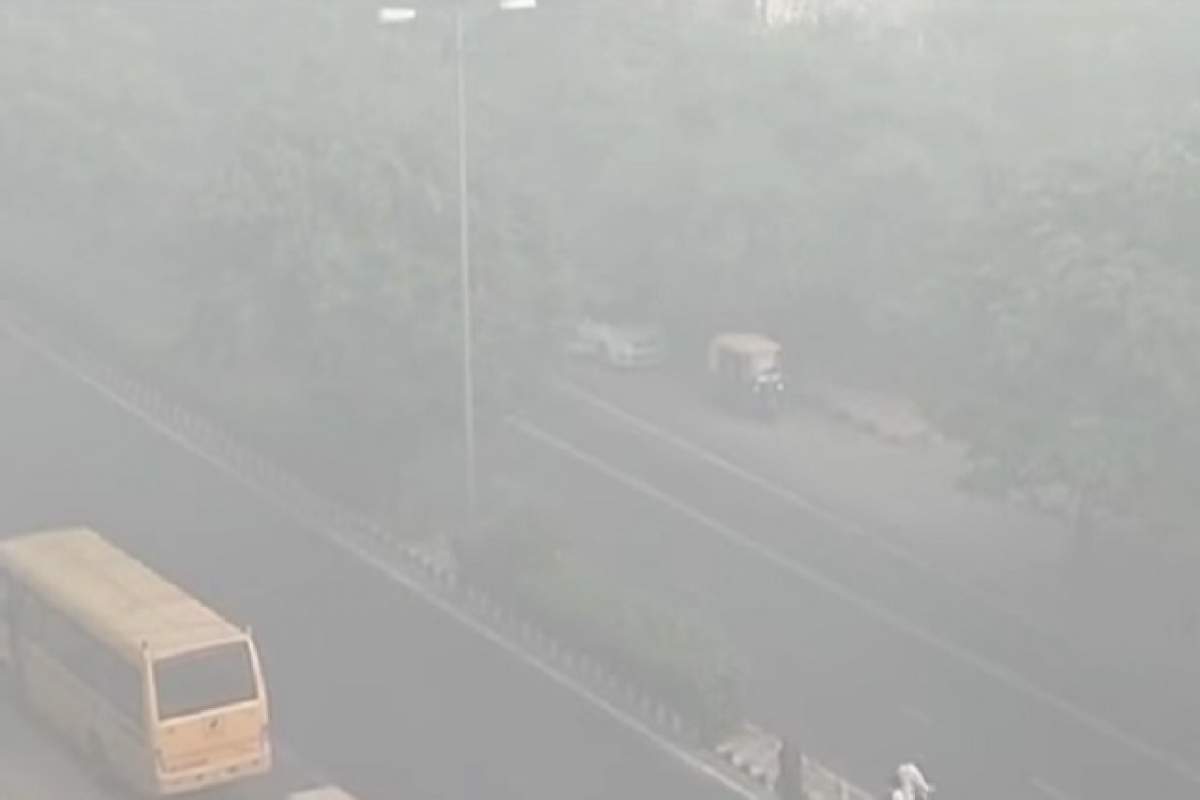 VIDEO / Situaţie de urgenţă în Delhi! Ceaţa densă a acoperit cerul, iar aerul este aproape irespirabil