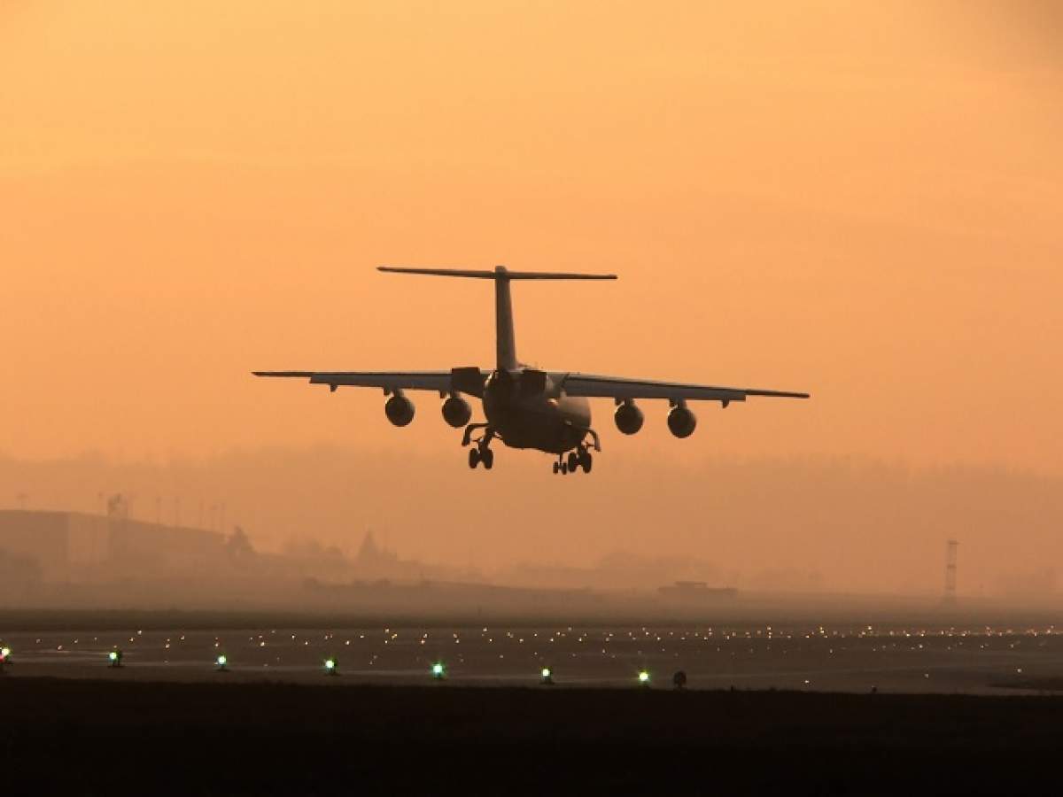 Un bărbat s-a dezbrăcat complet în timpul unui zbor cu avionul! Ce a urmat e incredibil