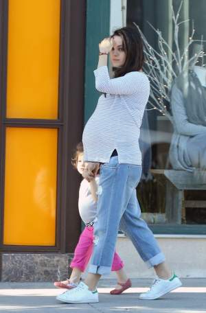 FOTO / E însărcinată, dar nu stă locului deloc! O vedetă a fost surprinsă de paparazzi în timp ce-şi plimba burtica imensă