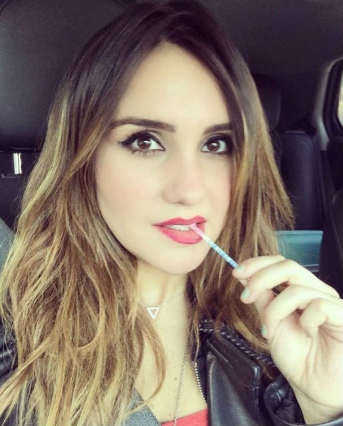 Timpul nu o iartă nici pe cea mai rebelă femeie! Dulce Maria a vrut să fie sexy, dar detaliul jenant a atras toată atenţia