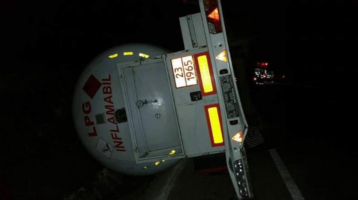 Pericol de explozie în Vaslui! O cisternă cu 13 tone de GPL s-a răsturnat