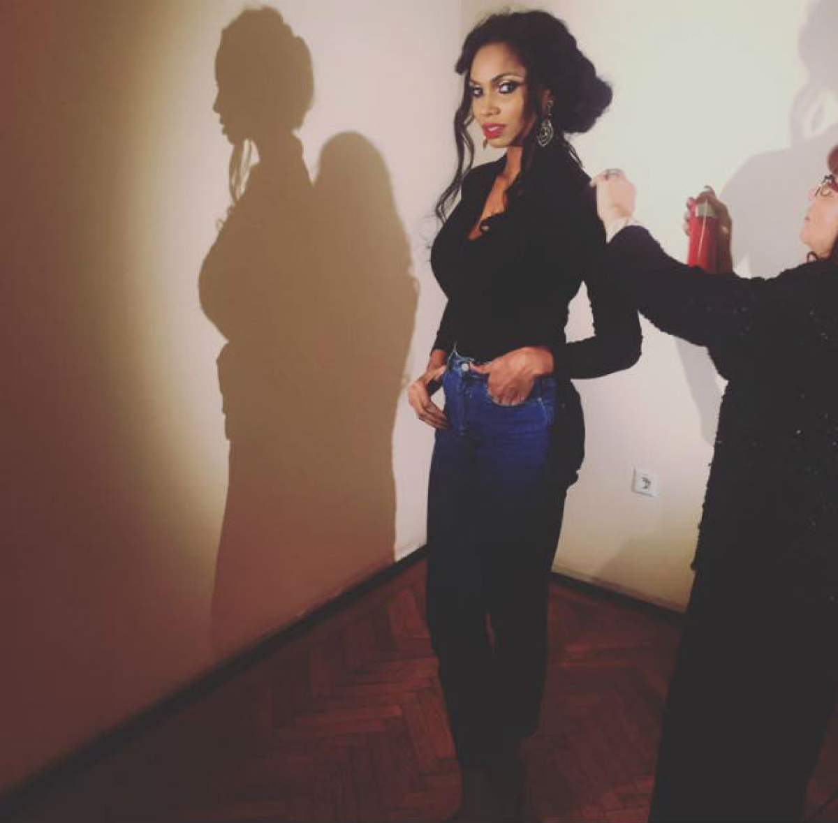 FOTO / Laurette s-a dezbrăcat şi a intrat în sala de sport! Când şi-a dat seama ce gafă a făcut, şi-a şters pozele de pe Facebook