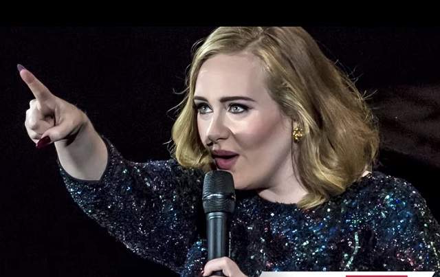 VIDEO / Adele, speriată de moarte în timpul unui concert! S-a oprit din cântat şi a început să înjure un invitat nedorit