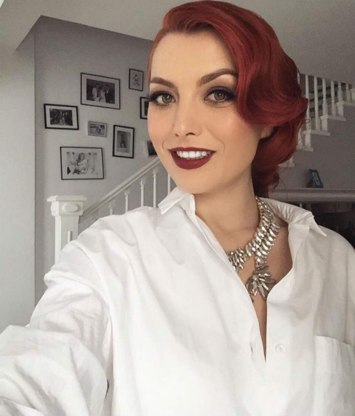 FOTO / Elena Gheorghe şi-a schimbat radical look-ul: "Cum îmi stă brunetă?"