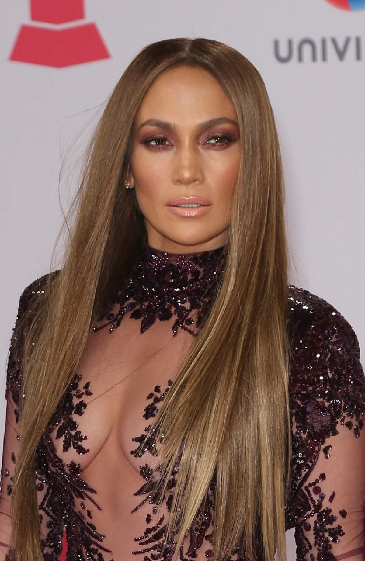FOTO / Jennifer Lopez, provocare pentru Marc Anthony? Artista este mai hot ca niciodată! Uite cum s-a îmbrăcat la premiile Grammy!