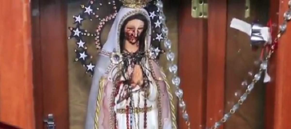 VIDEO / Ce se întâmplă când oamenii se apropie de această statuie a Maicii Domnului: "Asistăm la un miracol"