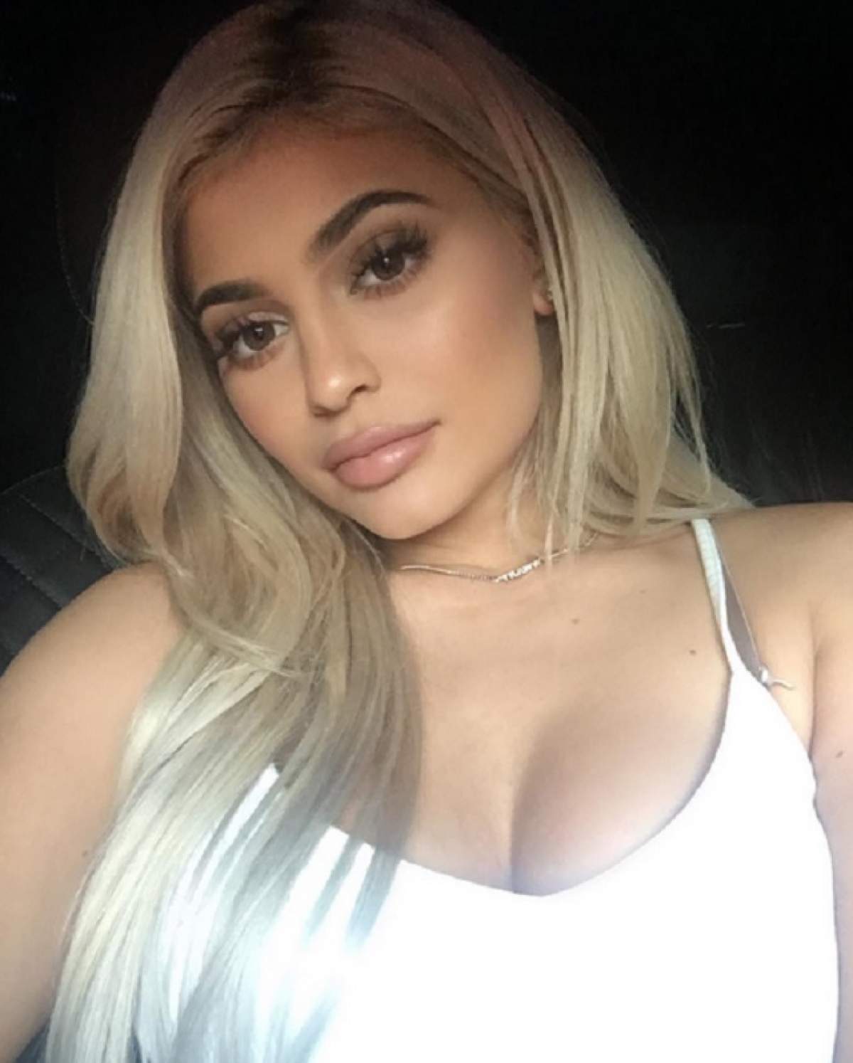 Sora lui Kim Kardashian a vrut să-şi surprindă iubitul, dar i-a lăsat cu gura căscată pe toţi! Fotografia postată a încins imaginaţia fanilor