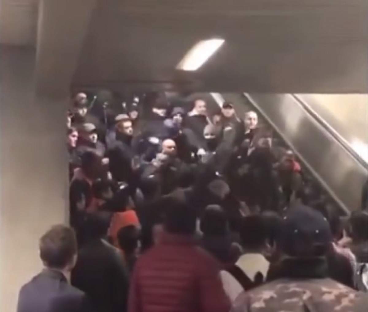 VIDEO / Sângele a curs la Istanbul! Un fan al lui Napoli a fost înjunghiat, după meciul cu Beşiktaş!