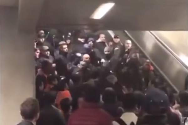 VIDEO / Sângele a curs la Istanbul! Un fan al lui Napoli a fost înjunghiat, după meciul cu Beşiktaş!