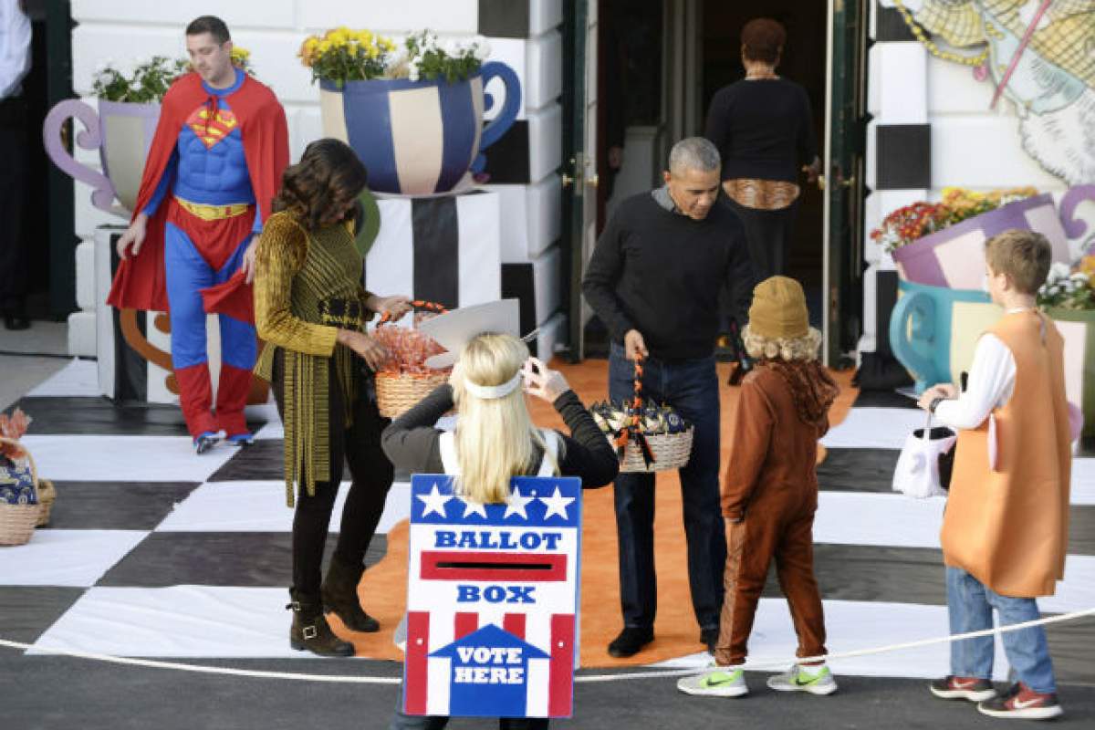 VIDEO / Barack Obama a sărbătorit pentru ultima oară Halloween-ul la Casa Albă! A făcut show cu Michelle Obama