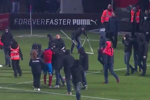 INCREDIBIL! Fiul unui fotbalist legendar a fost bătut pe teren!