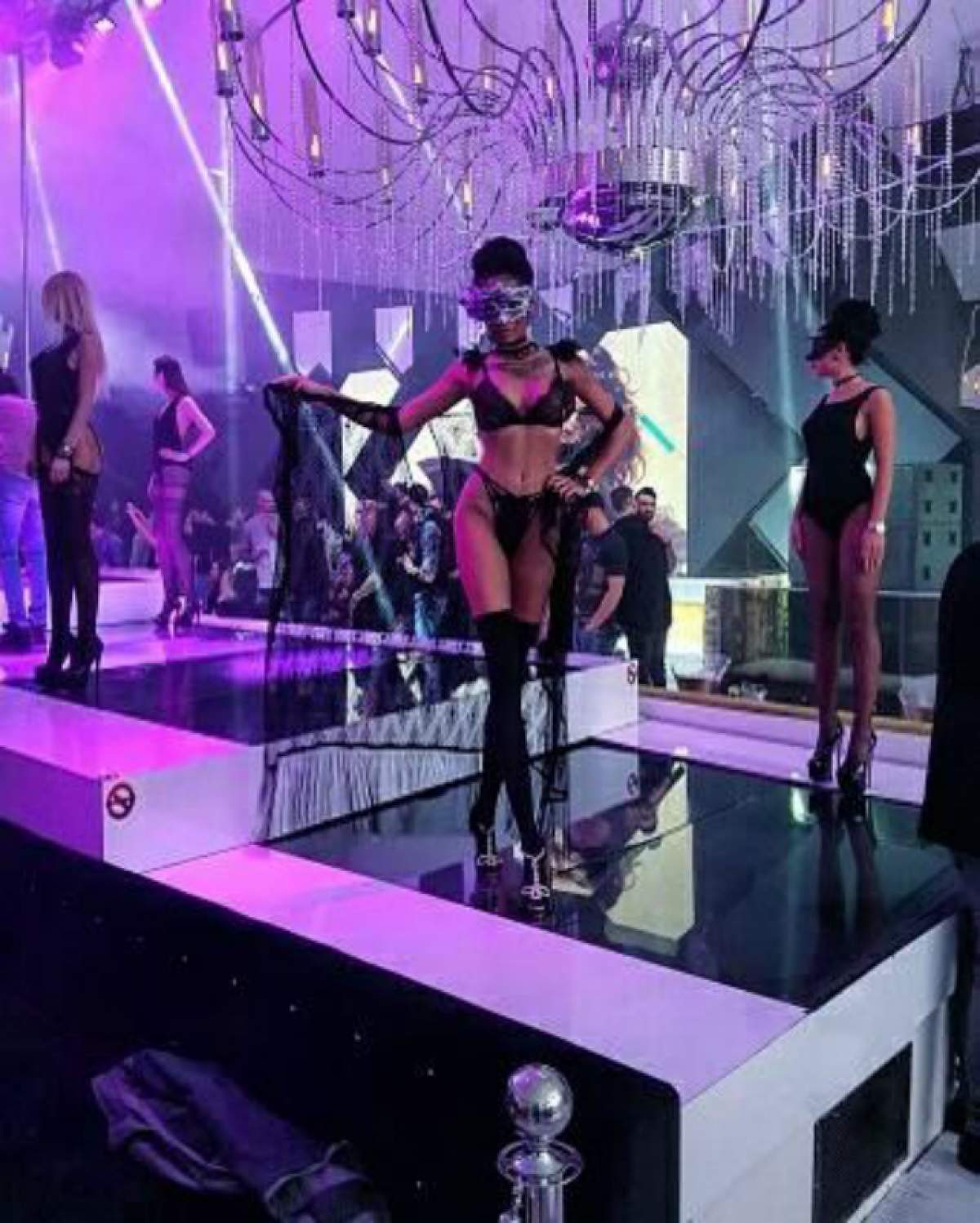 FOTO / Pantera Neagră a defilat în club, în bikini! Detaliul INTIM observat de TOŢI cei aflaţi lângă podium