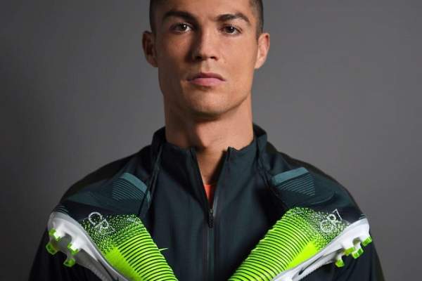 FOTO / Invitaţie hot de la Cristiano Ronaldo. Te aşteaptă pe păturică!