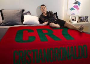 FOTO / Invitaţie hot de la Cristiano Ronaldo. Te aşteaptă pe păturică!