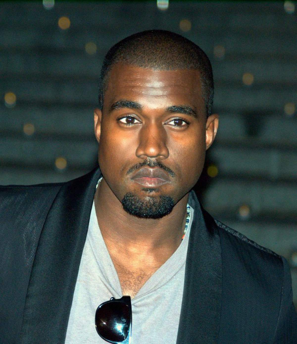 Kanye West nu mai este în toate minţile! A fost dus la spital cu cătuşe şi legat de targă