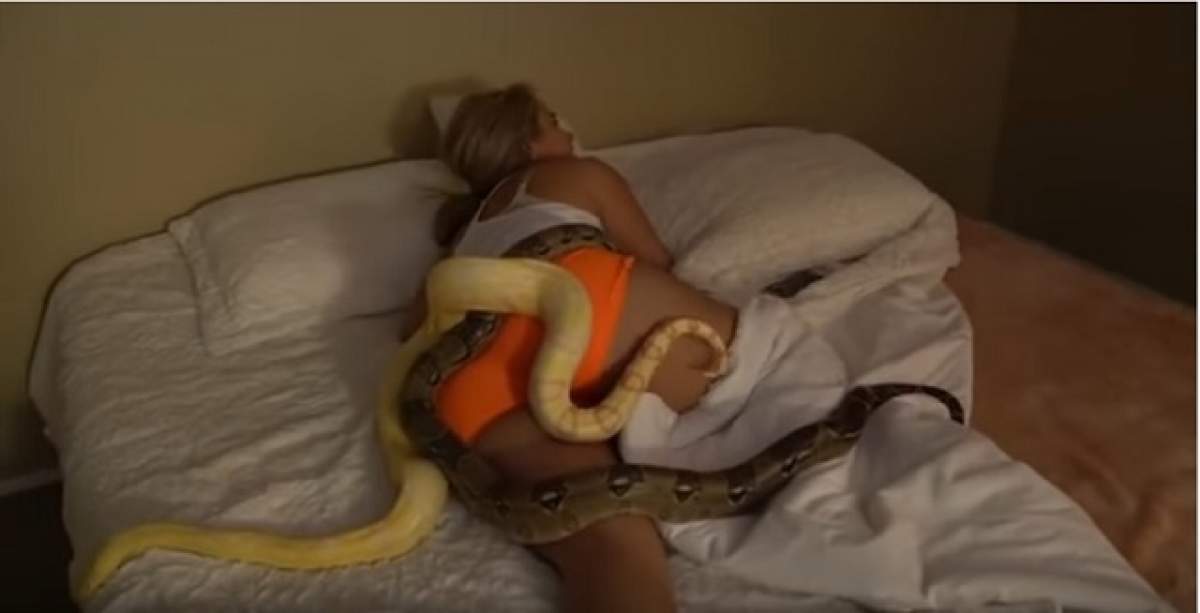VIDEO / Ce glumă proastă! A pus doi pitoni peste iubita lui în pat, iar ce a urmat e îngrozitor