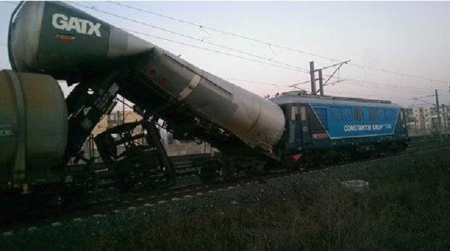 FOTO / Pericol de explozie! O locomotivă a lovit mai multe vagoane-cisternă încărcate cu motorină