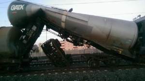 FOTO / Pericol de explozie! O locomotivă a lovit mai multe vagoane-cisternă încărcate cu motorină