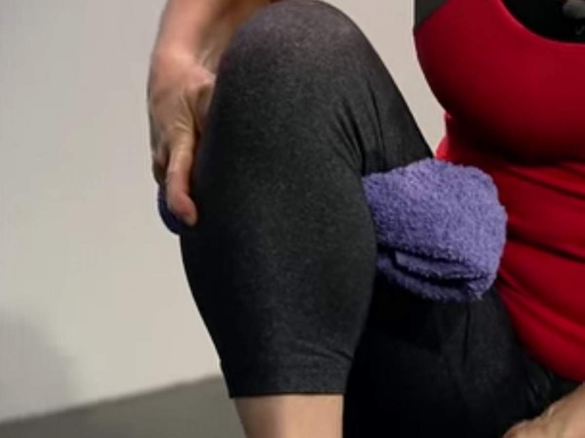 VIDEO / Cum să scapi de durerile de genunchi cu ajutorul unui prosop!