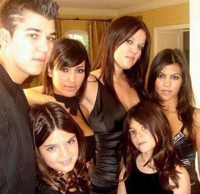 FOTO / Să vezi şi să nu crezi! Aşa arăta familia Kardashian – Jenner înainte de operaţiile estetice