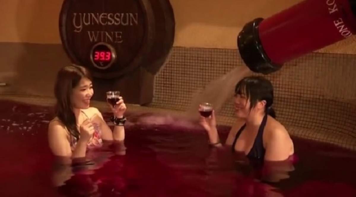 VIDEO / Ce obicei ciudat! Au făcut baie în vin, iar apoi l-au băut! Tu ai face aşa ceva?