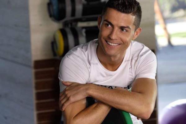 FOTO / Cristiano Ronaldo, în ipostaze ruşinoase! Fotografii compromiţătoare cu fotbalistul